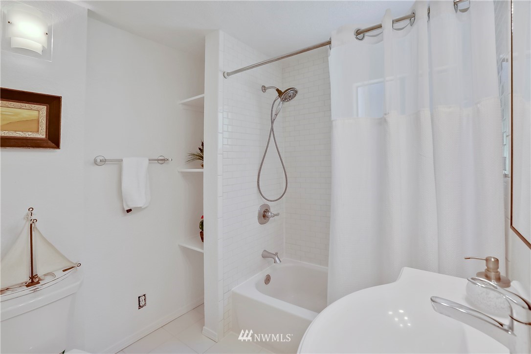 2315 Southwest Roxbury Street Seattle, WA 98106 - Photo 12 of 28 Gallery Image 12