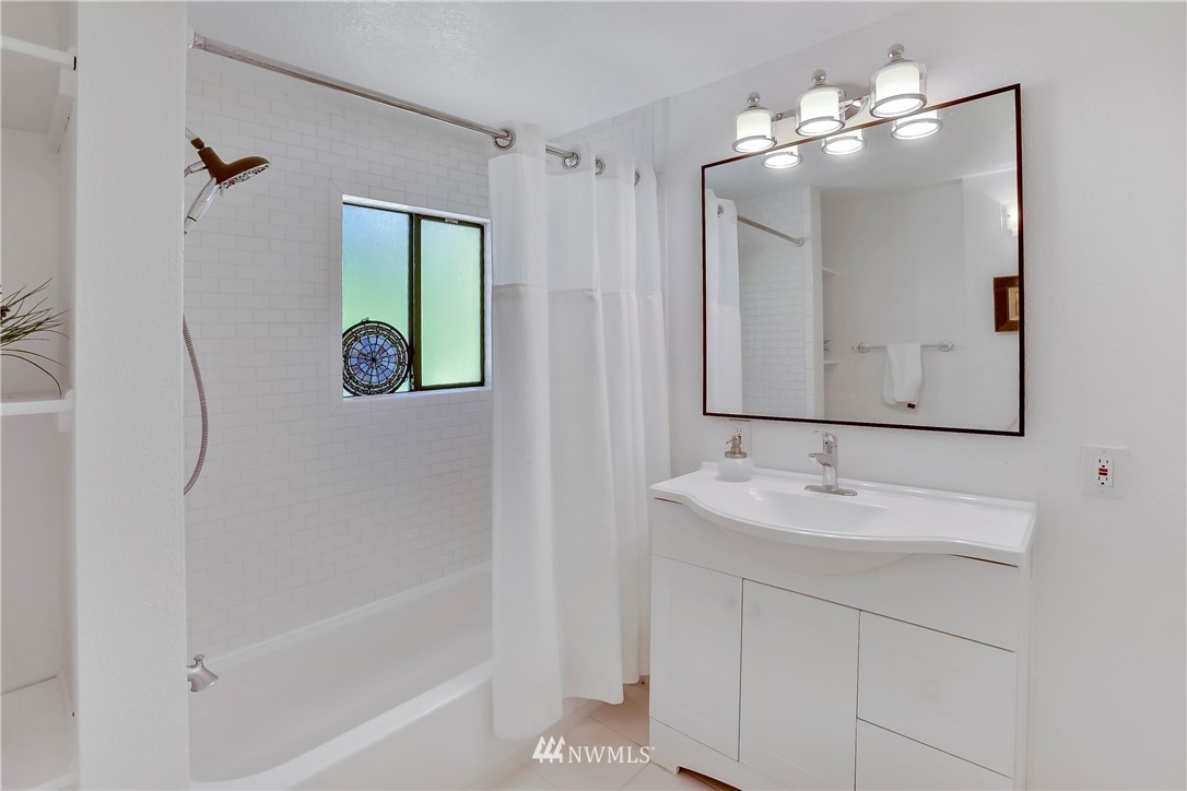 2315 Southwest Roxbury Street Seattle, WA 98106 - Photo 13 of 28 Gallery Image 13