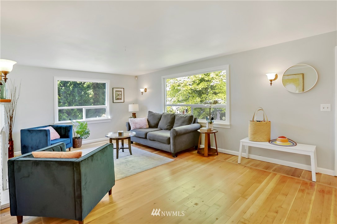 2315 Southwest Roxbury Street Seattle, WA 98106 - Photo 3 of 28 Gallery Image 3