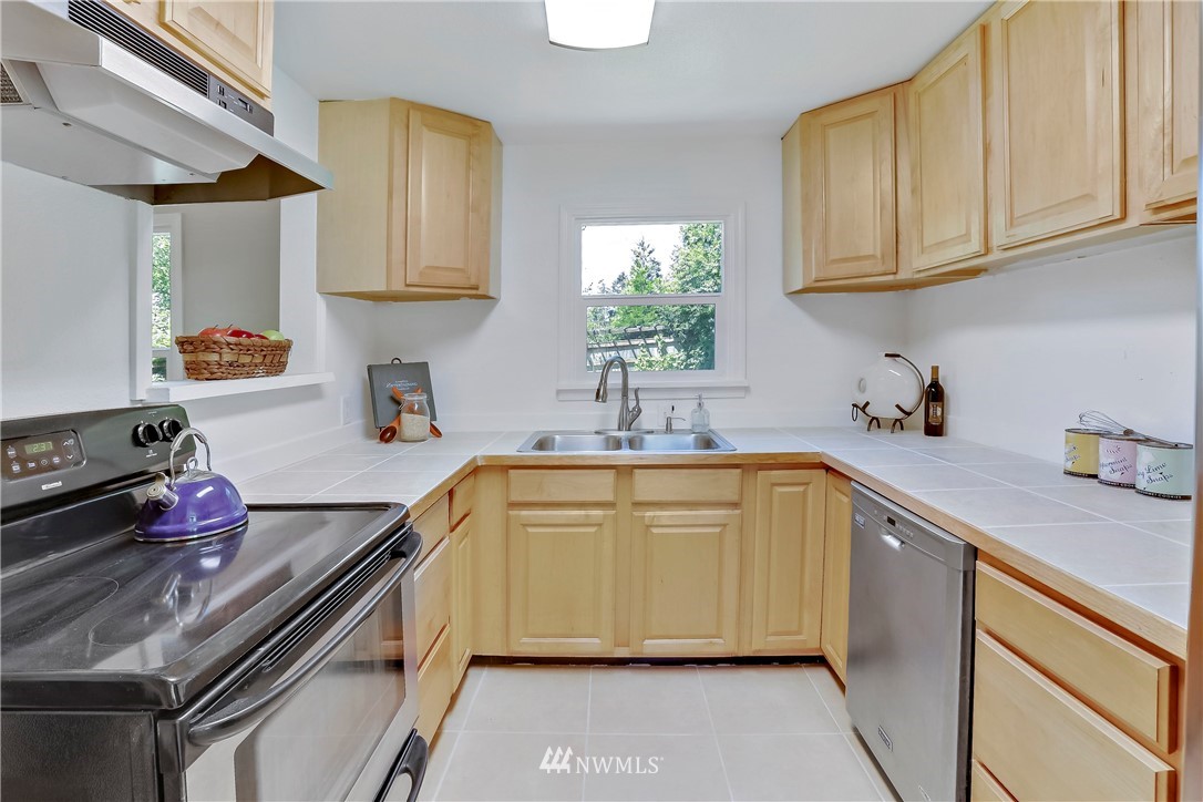 2315 Southwest Roxbury Street Seattle, WA 98106 - Photo 9 of 28 Gallery Image 9