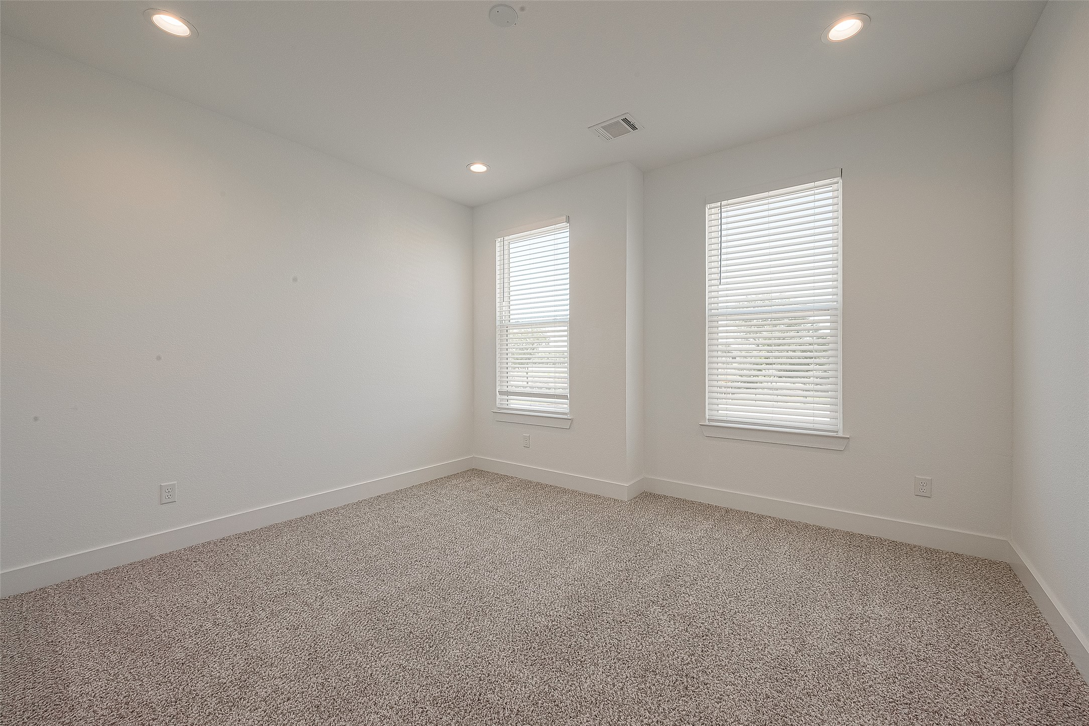 13419 Scott Street Houston, TX 77047 - Photo 14 of 23 an empty room with windows