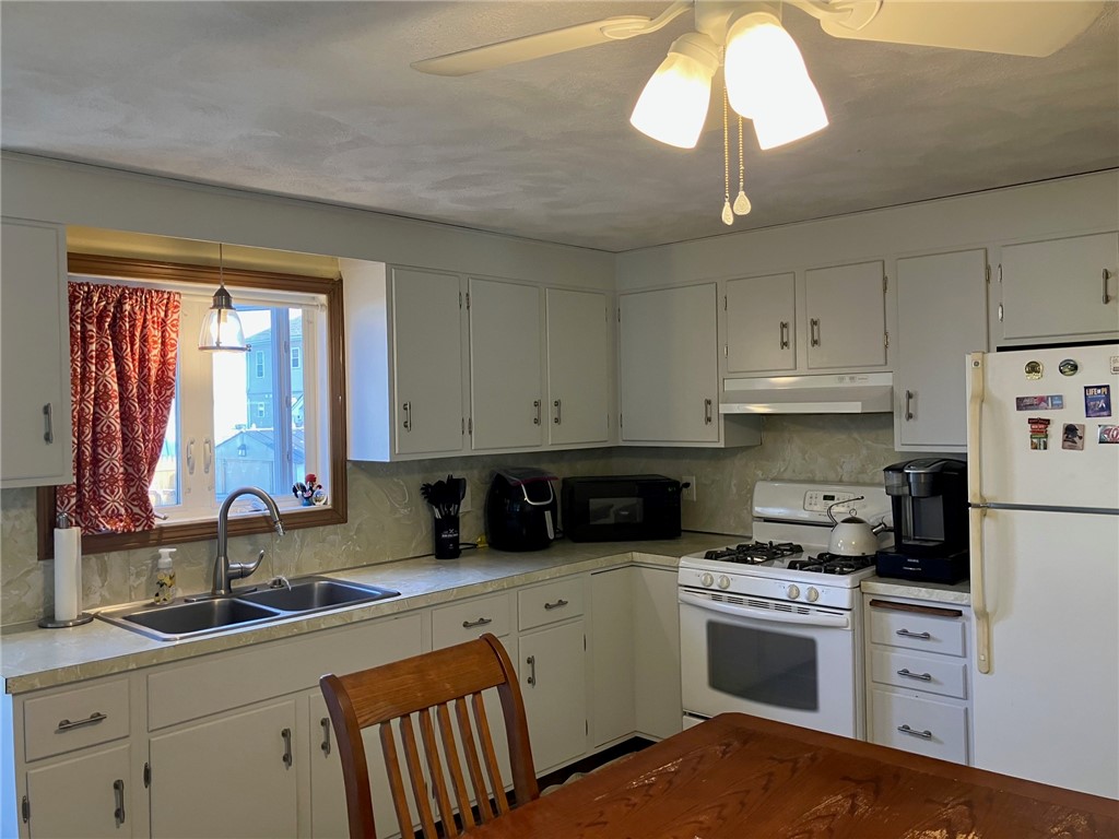 45 Perrin Avenue Pawtucket, RI 02861 - Photo 13 of 33 Eat-in kitchen. Appliances to remain