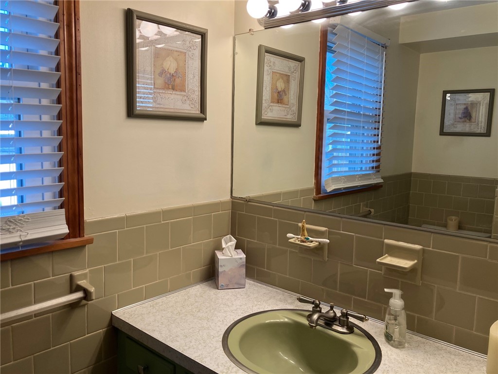 45 Perrin Avenue Pawtucket, RI 02861 - Photo 16 of 33 1st floor full bath