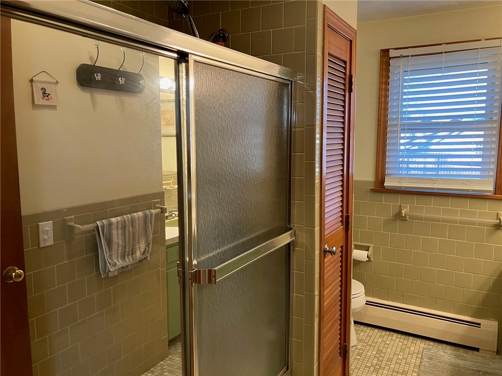 45 Perrin Avenue Pawtucket, RI 02861 - Photo 17 of 33 1st floor bath with Tub/Shower