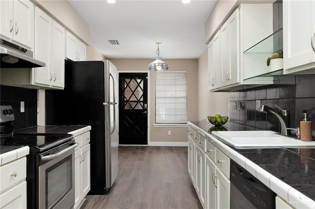 1102 Cardinal Avenue McAllen, TX 78504 - Photo 4 of 11