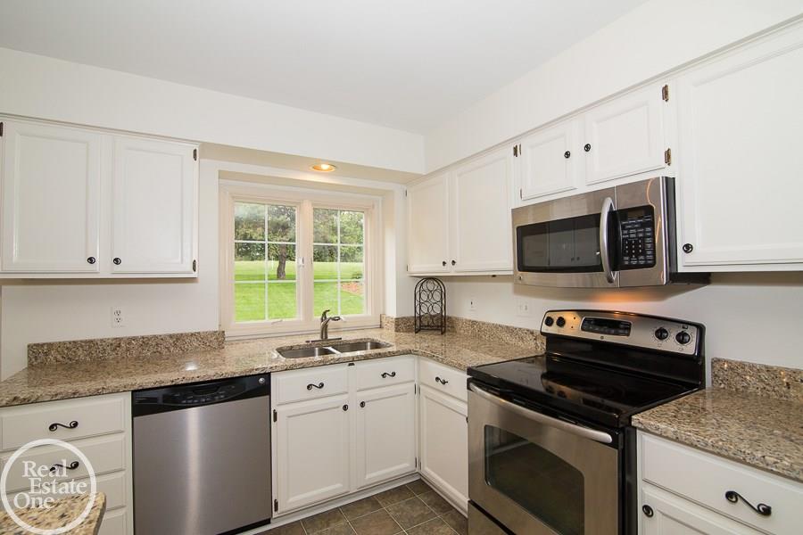 2440 Pleasant View Drive Rochester Hills, MI 48306 - Photo 14 of 28