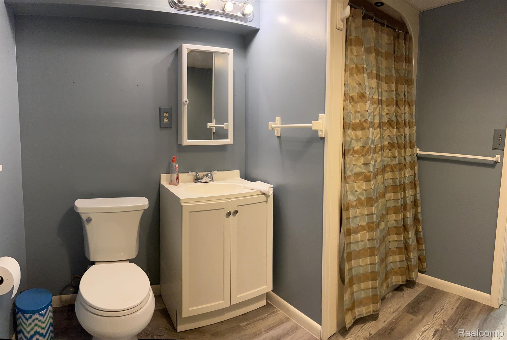 5750 Green Road Fenton, MI 48430 - Photo 4 of 11 Gallery Image 4