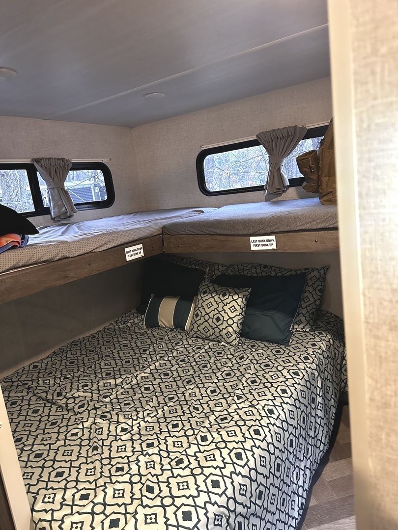 5-464 Woodhaven Lakes Sublette, IL 61367 - Photo 24 of 48 a living room with a couch