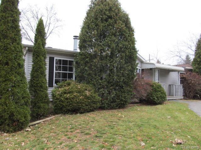 21747 Farmington Road Farmington, MI 48335 - Photo 7 of 35 21747 FARMINGTON RD FARMINGTON HILLS (18).jpg