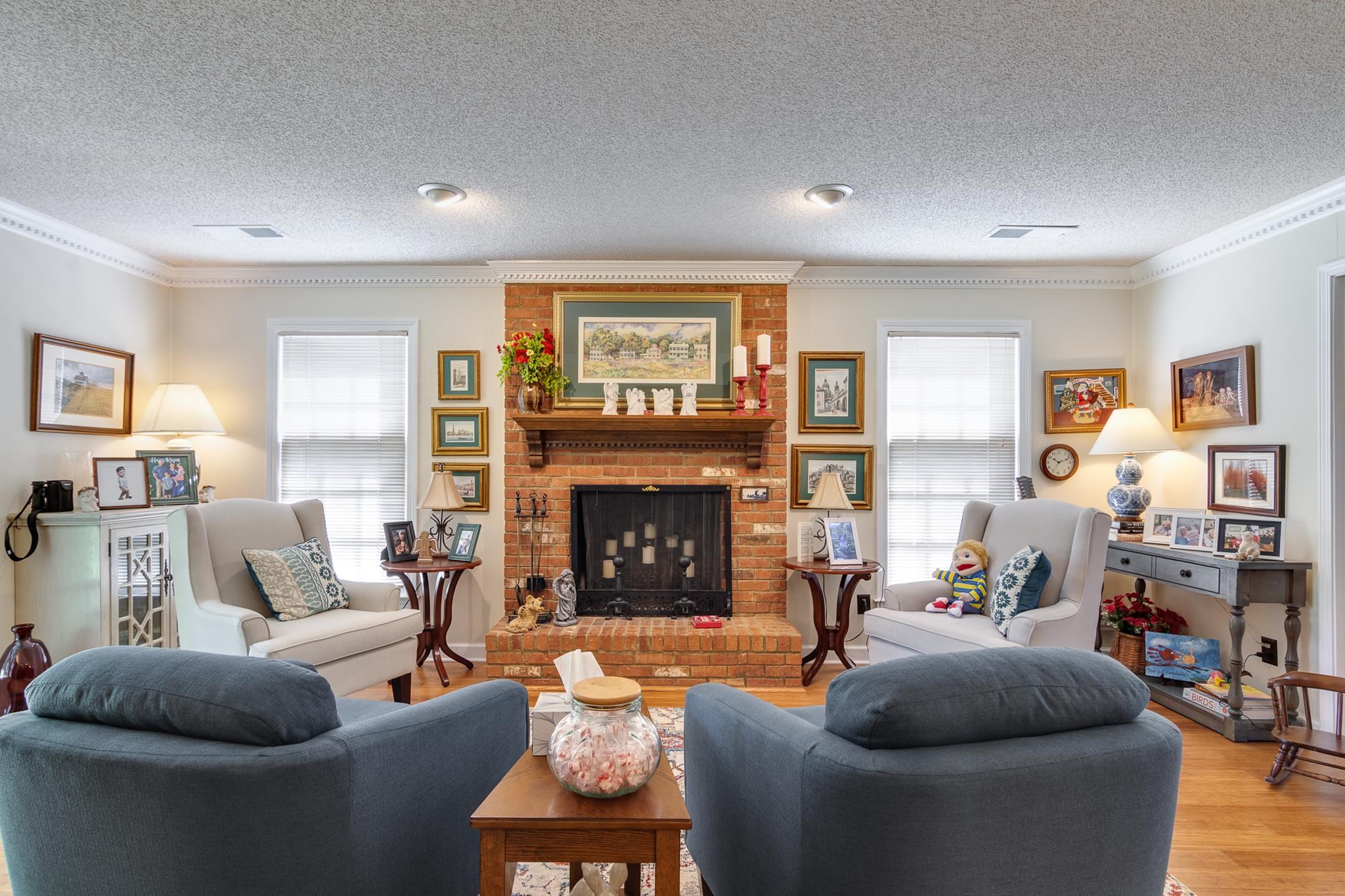 139 South Walnut Bend Road Memphis, TN 38018 - Photo 11 of 35 Great entertaining area with fireplace.