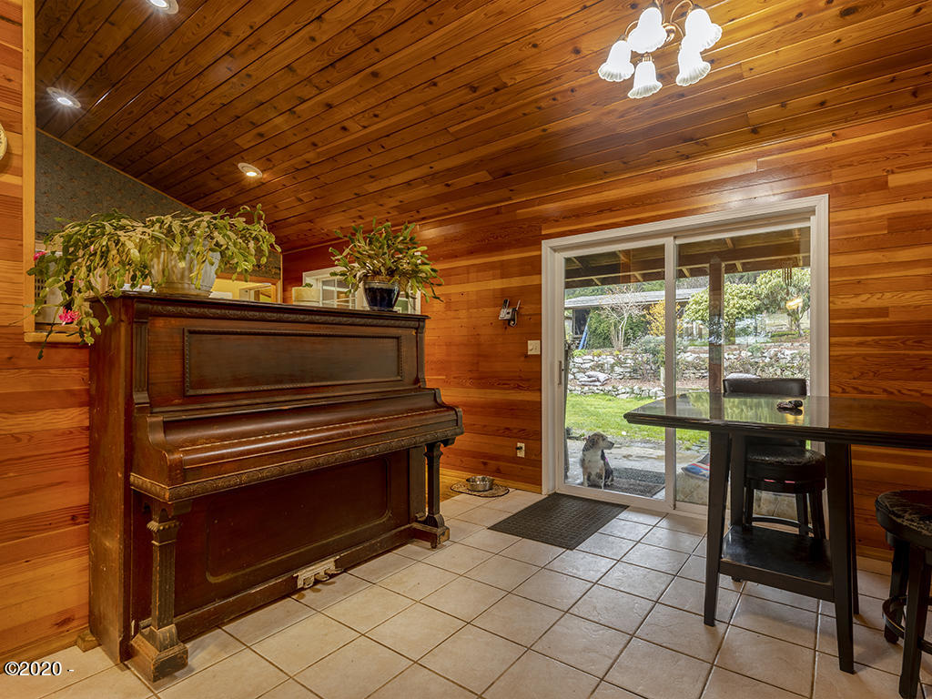 277 North S Low Road Seal Rock, OR 97376 - Photo 8 of 19 Dining