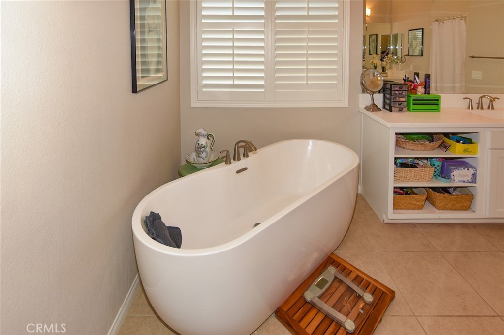 19520 Arcata Road Apple Valley, CA 92307 - Photo 25 of 53 a bathroom with a bathtub and a window