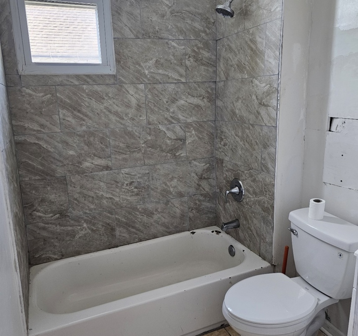 6004 South Aberdeen Street Chicago, IL 60621 - Photo 7 of 17 a bathroom with a toilet and a bathtub
