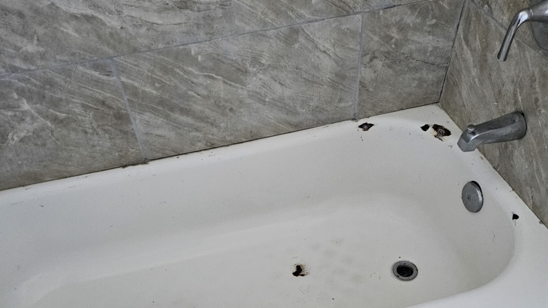 6004 South Aberdeen Street Chicago, IL 60621 - Photo 9 of 17 a bathroom with a tub