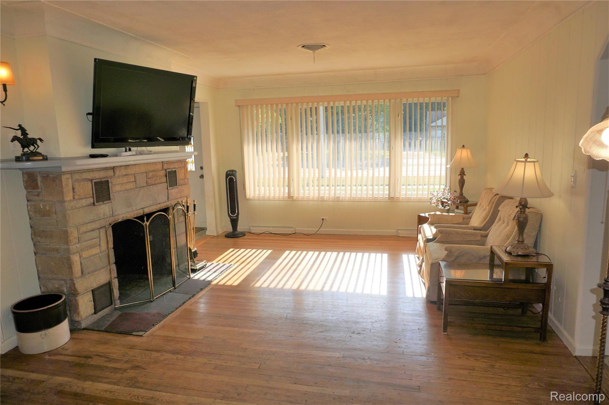 14793 Inkster Road Livonia, MI 48154 - Photo 6 of 28 06 Living room.jpg