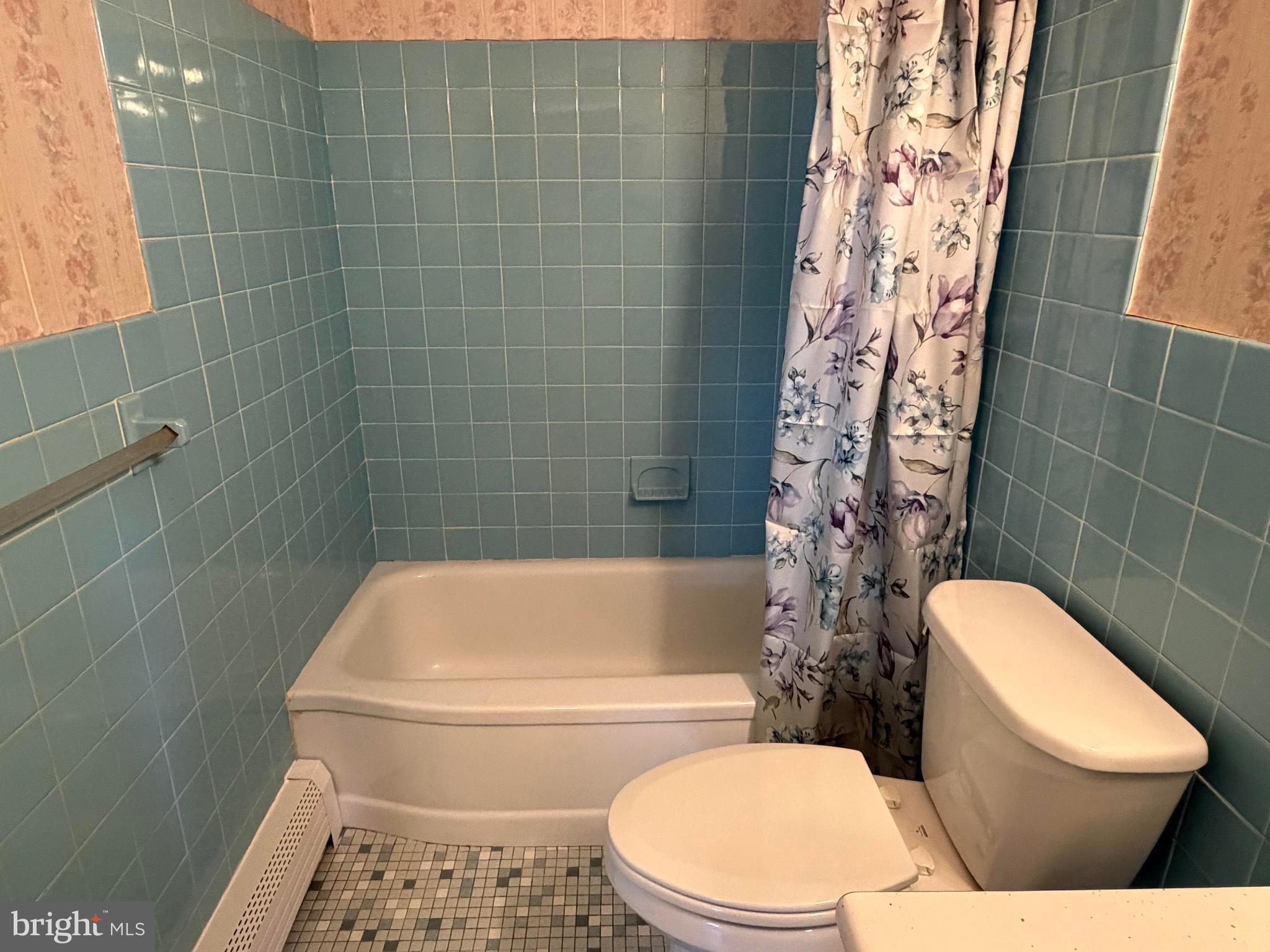 2608 Wood Road Secane, PA 19018 - Photo 14 of 33 with Tub/shower