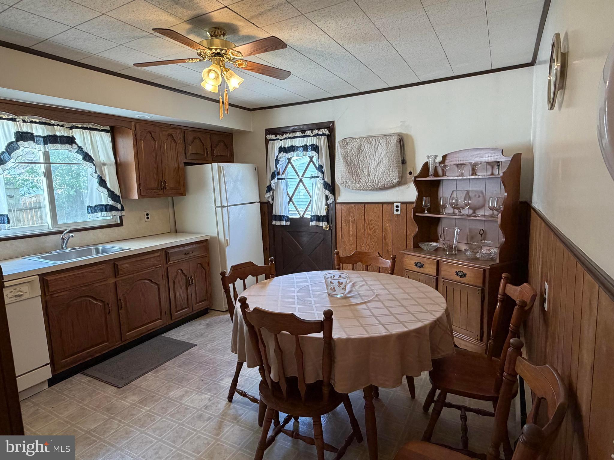 2608 Wood Road Secane, PA 19018 - Photo 6 of 33 Ample eating Area