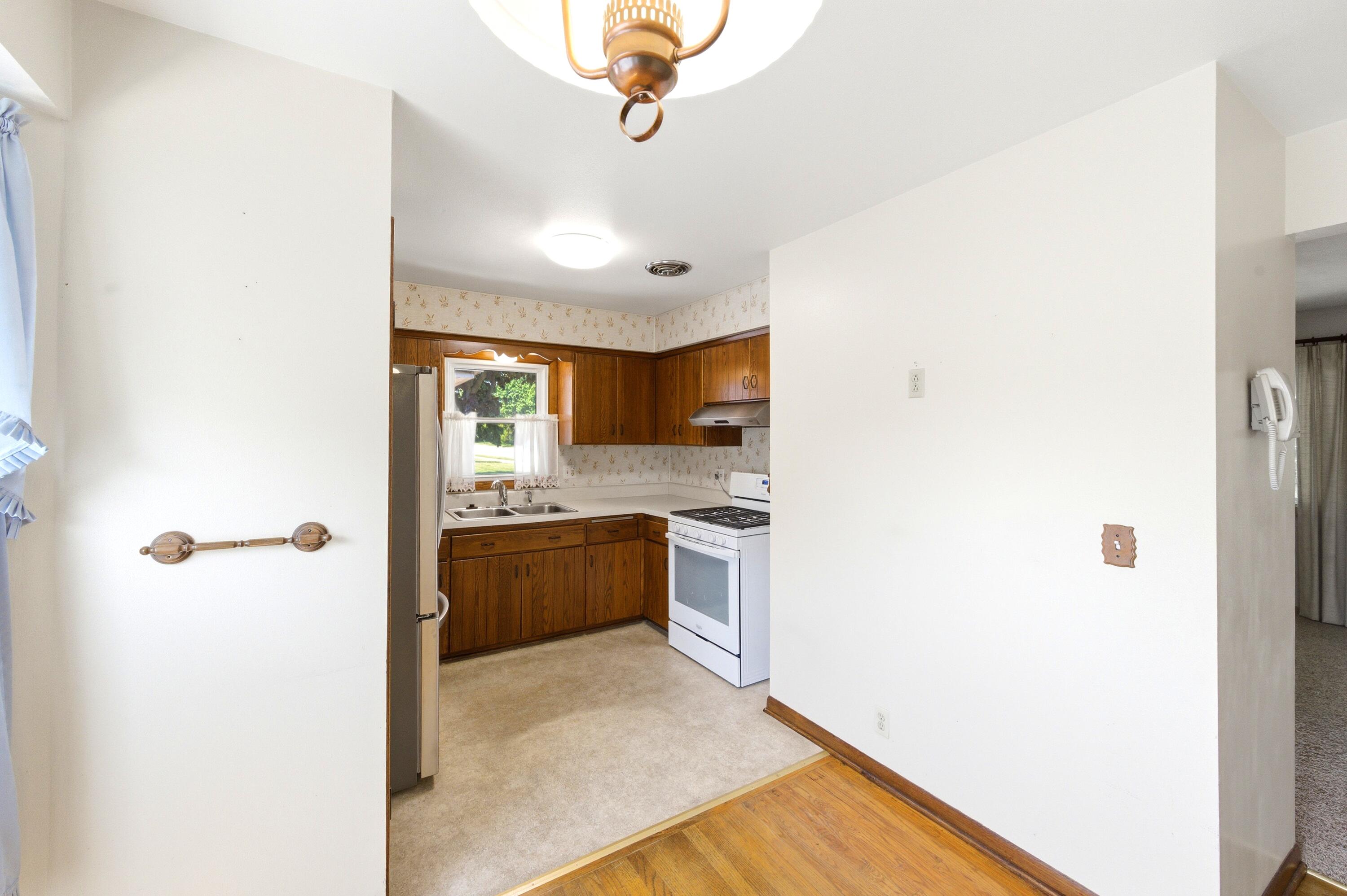 3520 Knoll Place Racine, WI 53403 - Photo 7 of 32 Eat-In Kitchen
