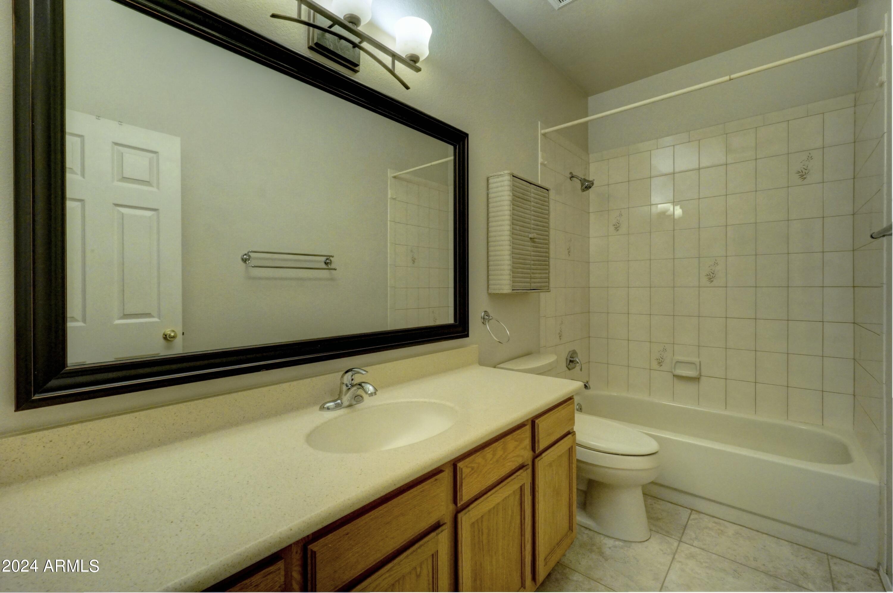 2510 East Rockledge Road Phoenix, AZ 85048 - Photo 21 of 51 21 - Hallway Bathroom
