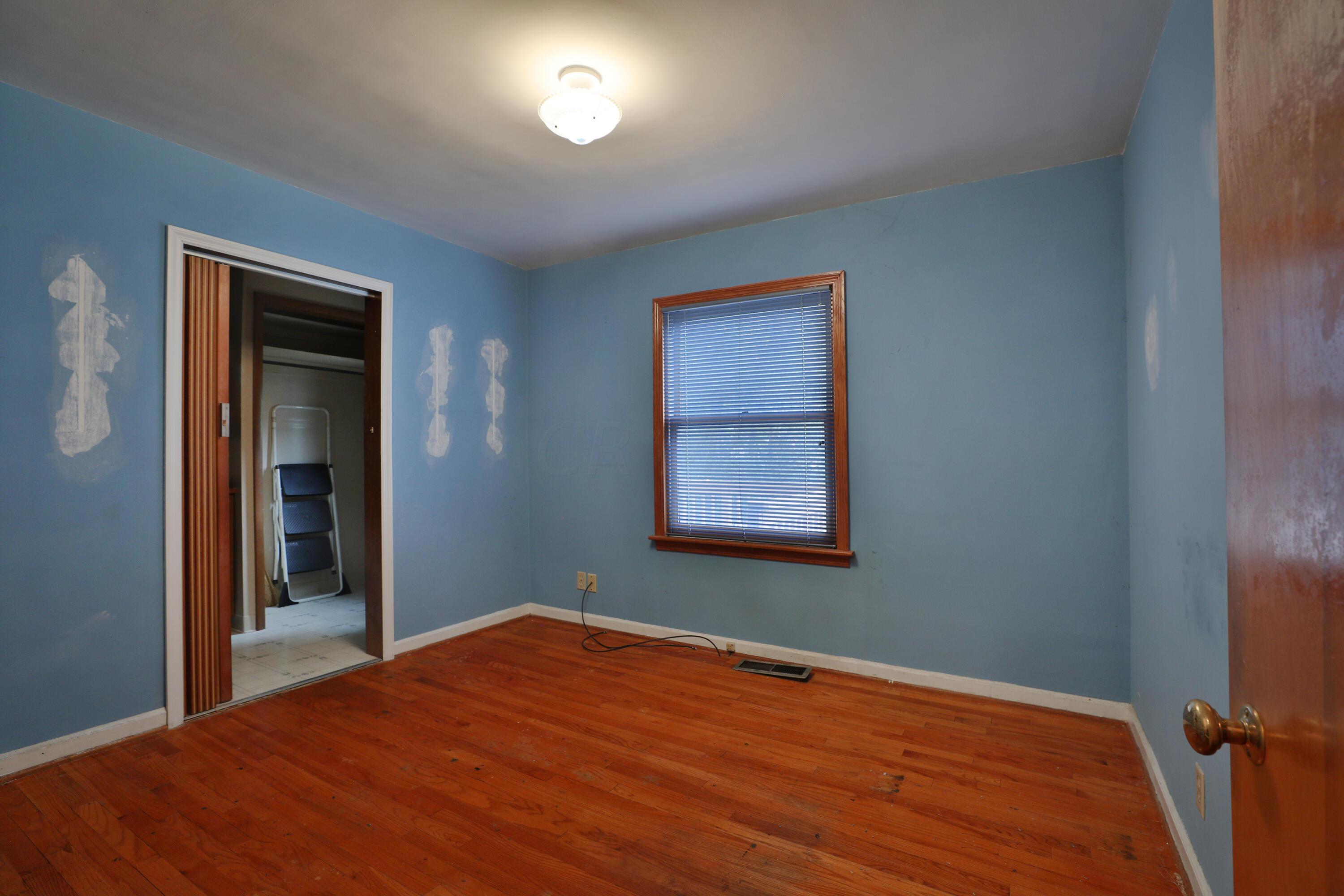 275 Arden Road Columbus, OH 43214 - Photo 15 of 32 Hardwood Floors and accordion door to Laundry area and Backyard