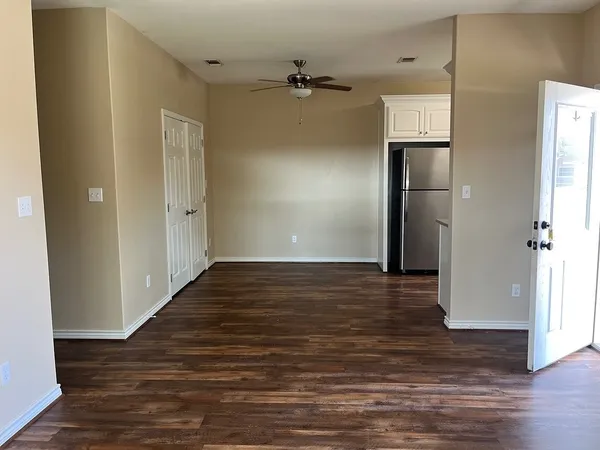 $1,500 | 1841 Caroline Lane, Sealy, TX 77474