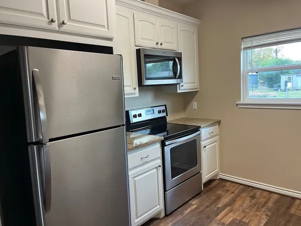 $1,500 | 1841 Caroline Lane, Sealy, TX 77474