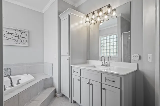 a view of entryway and hall