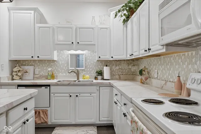 $263,900 | 6872 Park Square Drive, Unit D, Avon, IN 46123