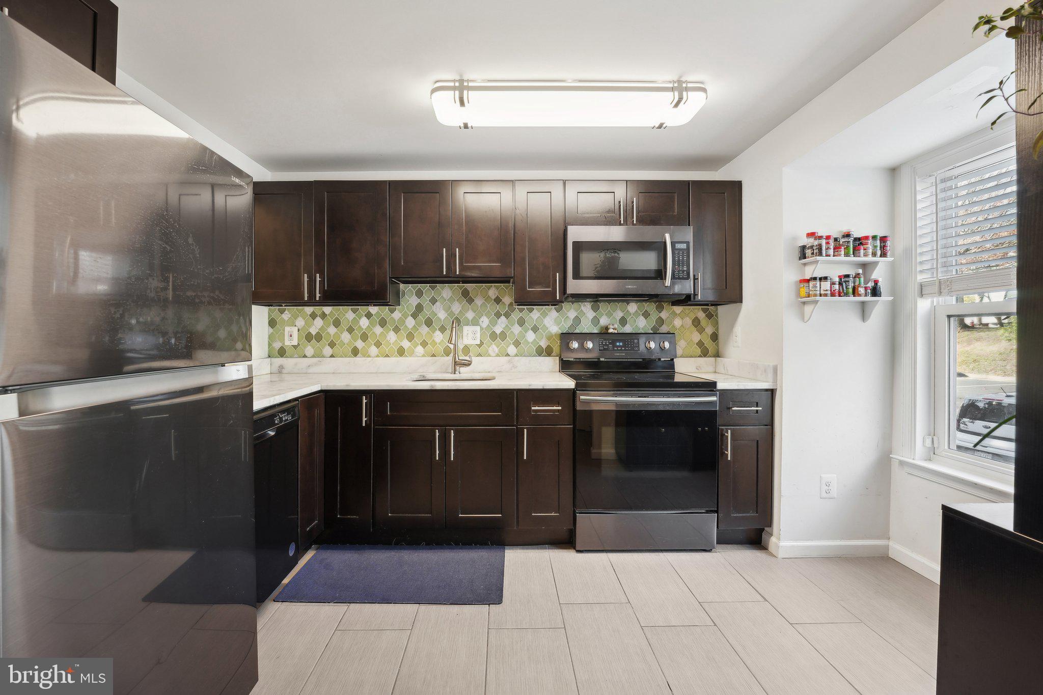 5905 Sir Cambridge Way Alexandria, VA 22315 - Photo 7 of 31