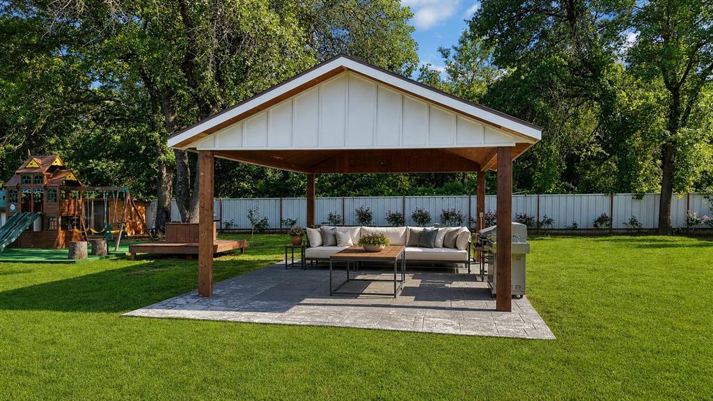 620 East 6th Street Springtown, TX 76082 - Photo 27 of 40 a backyard of a house with table and chairs