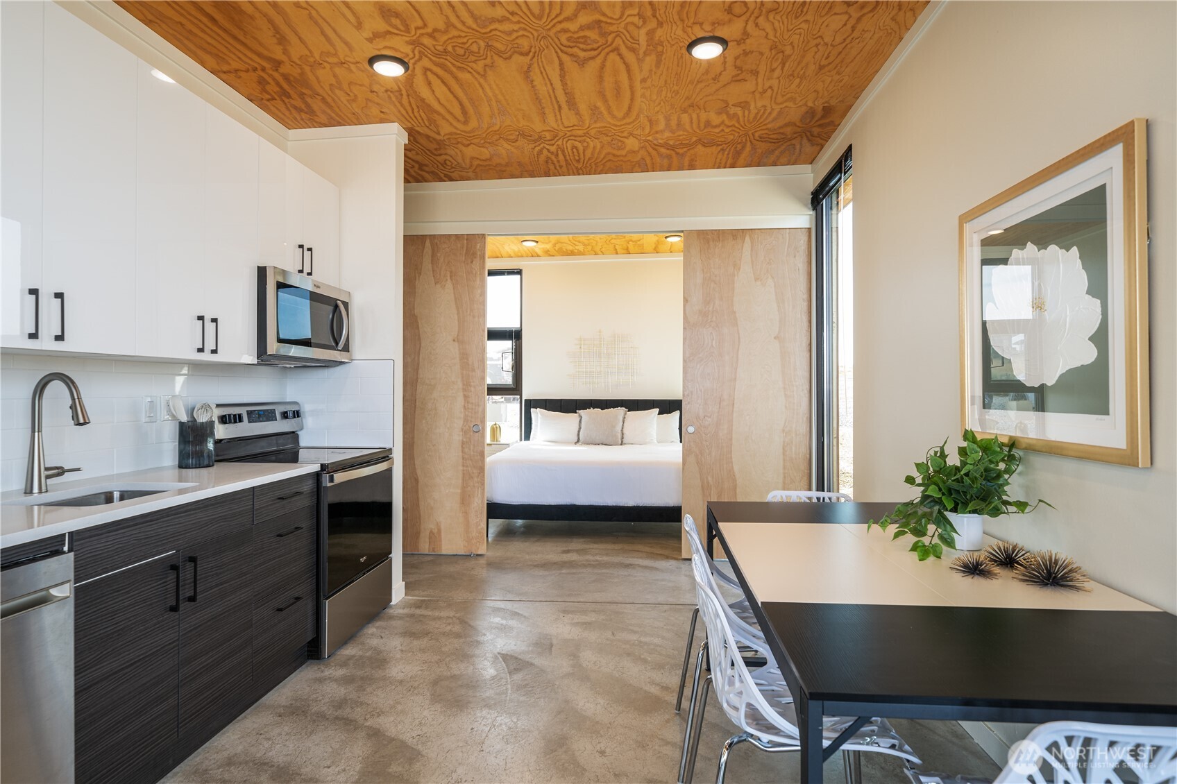 23692 Cliffe Pointe Road Northwest, Unit 5B Quincy, WA 98848 - Photo 8 of 22 a spacious bathroom with a tub sink and mirror