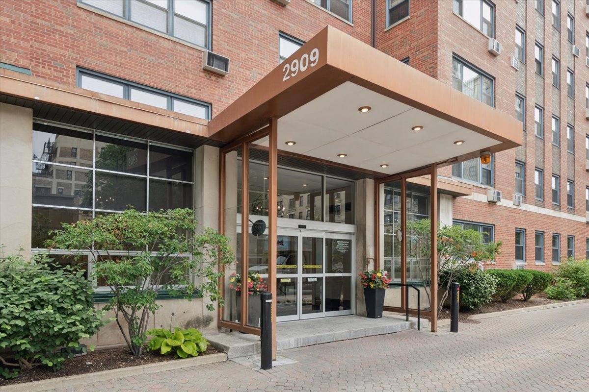 2909 North Sheridan Road, Unit 1310 Chicago, IL 60657 - Photo 1 of 10
