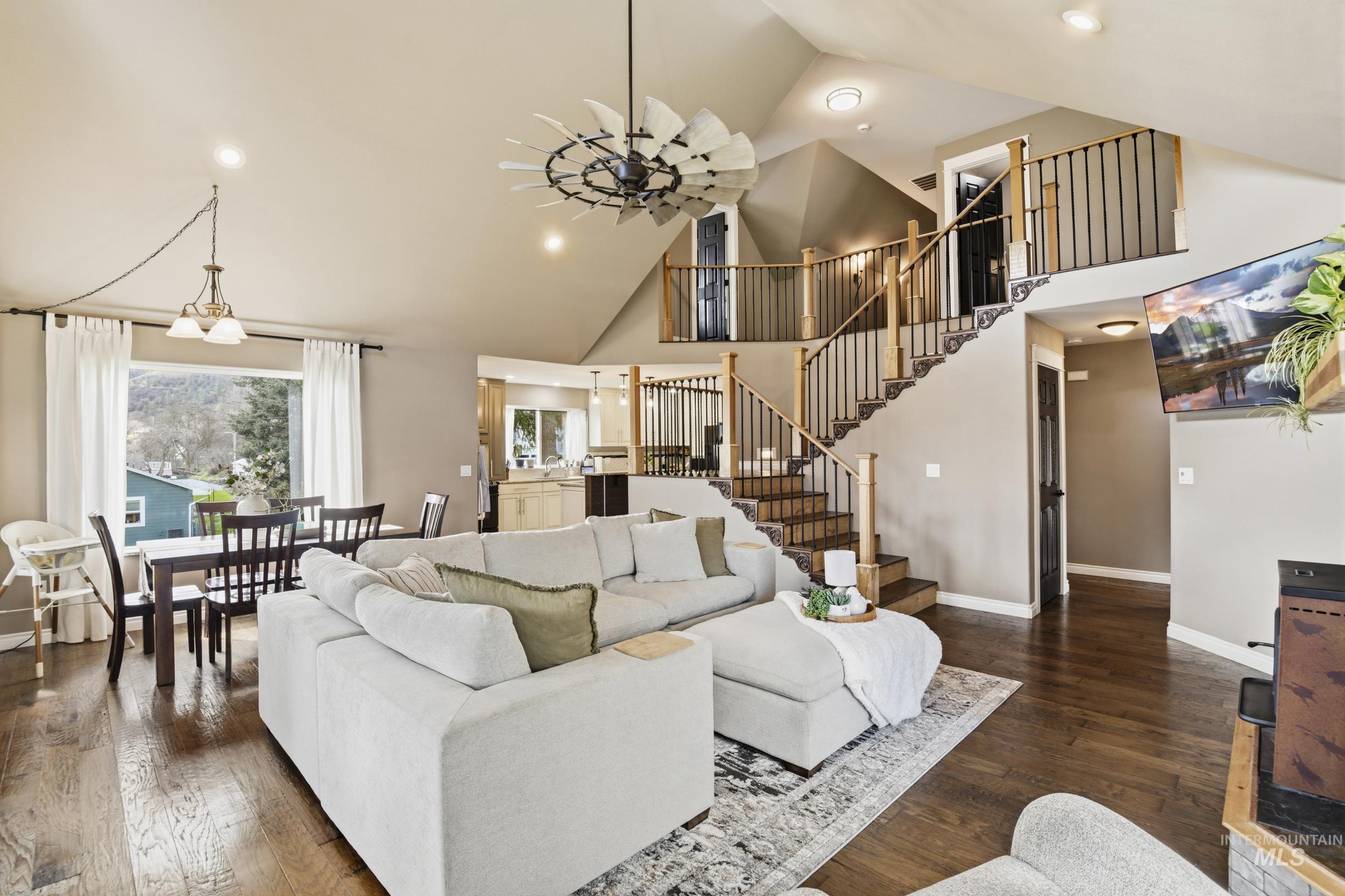 301 State Street Juliaetta, ID 83535 - Photo 12 of 41 Living room featuring hardwood / wood-style flooring, ceiling fan, recessed lighting, and vaulted ceiling