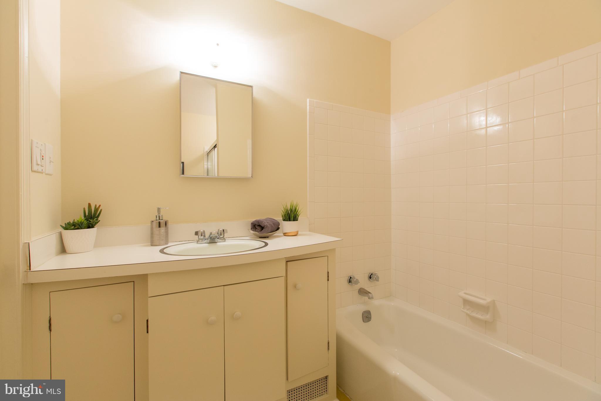 4707 Reservoir Road Northwest Washington, DC 20007 - Photo 17 of 30 Bath (Master)