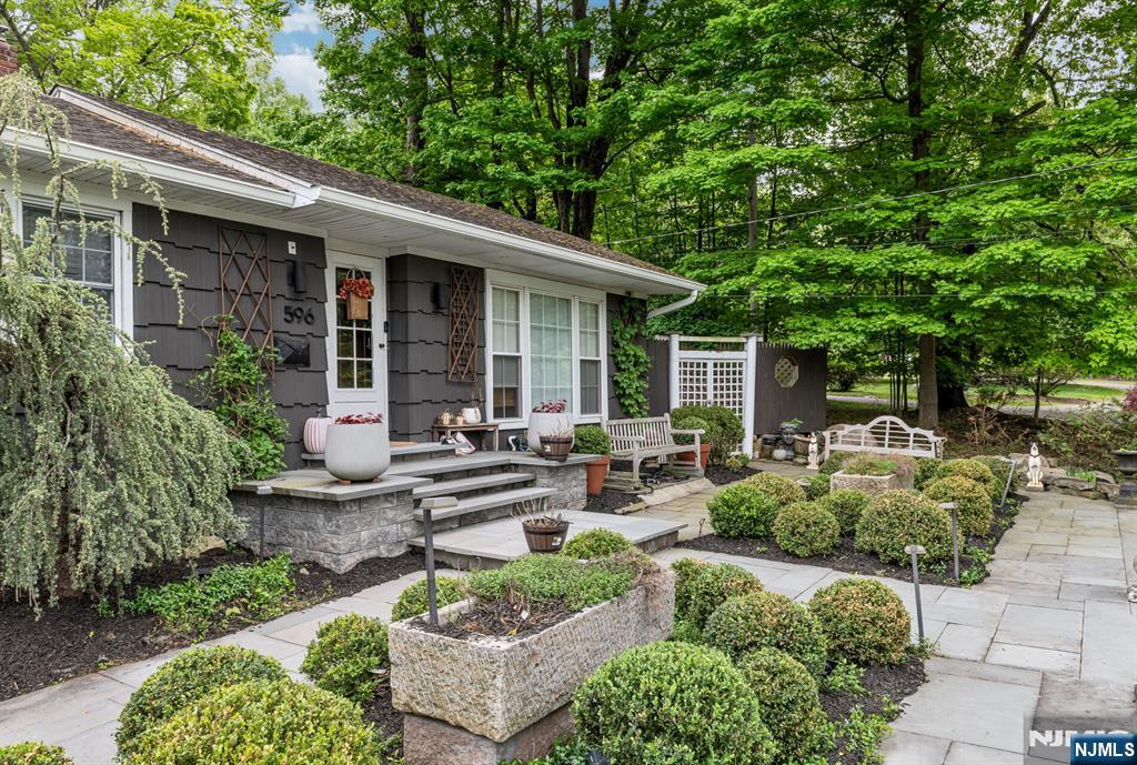 596 Wyckoff Avenue Mahwah, NJ 07430 - Photo 3 of 29