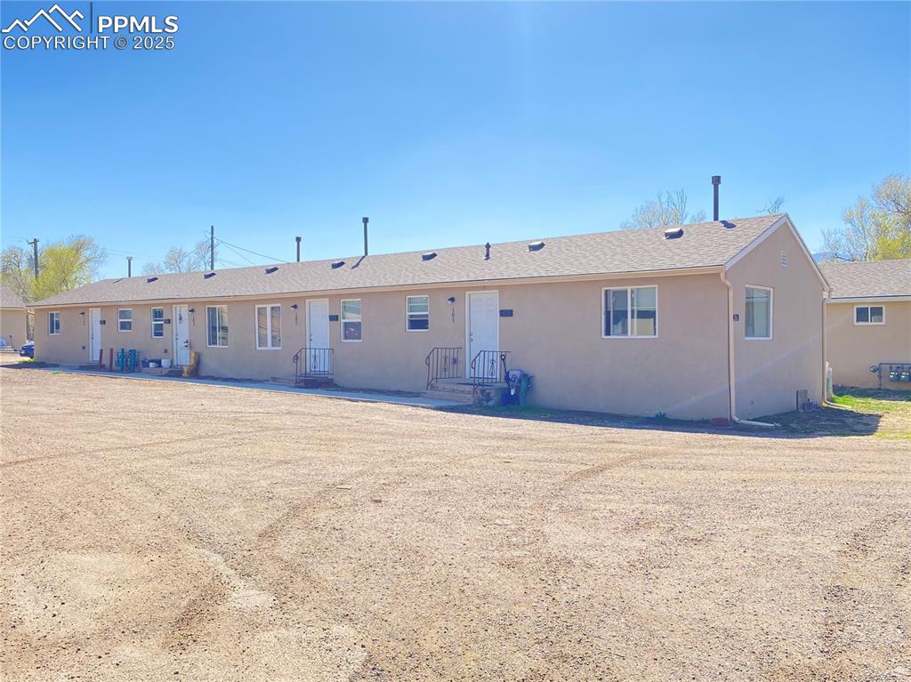 a view of a house with a yard