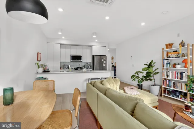 $2,533 | 2007 Cambridge Street, Unit 10, Philadelphia, PA 19130