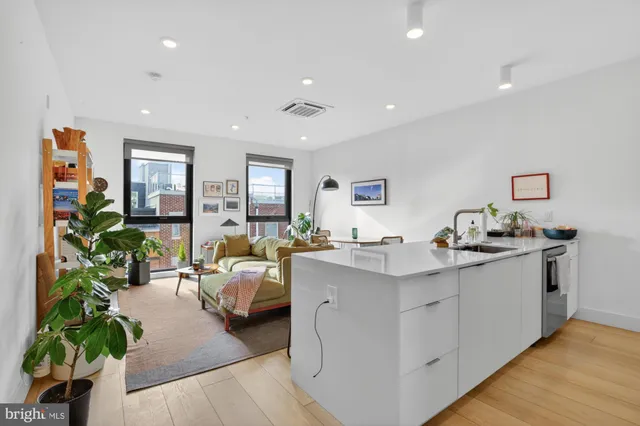 $2,533 | 2007 Cambridge Street, Unit 10, Philadelphia, PA 19130