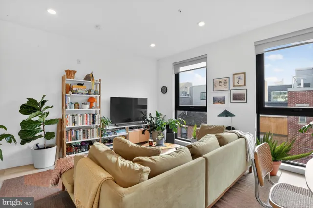 $2,533 | 2007 Cambridge Street, Unit 10, Philadelphia, PA 19130