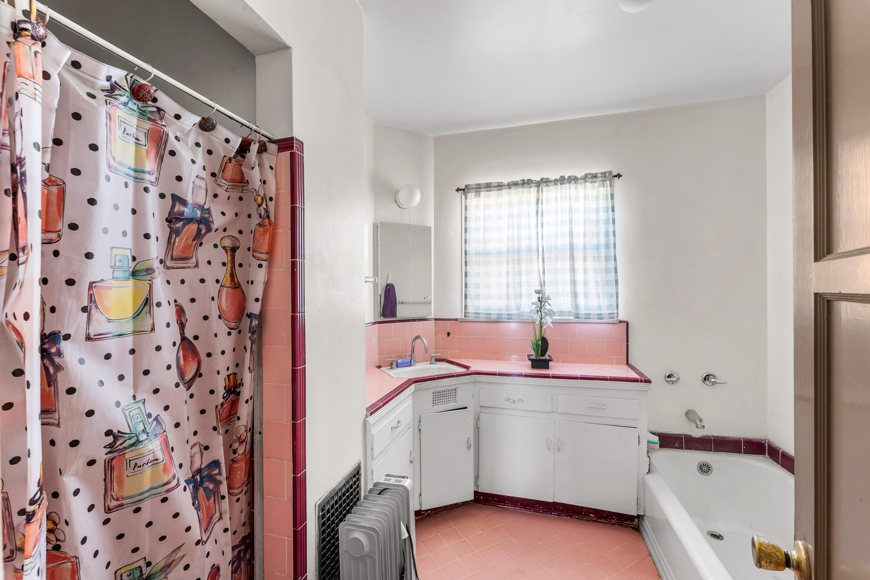 620 South Chester Avenue Compton, CA 90221 - Photo 19 of 32 a bathroom with a sink toilet and shower