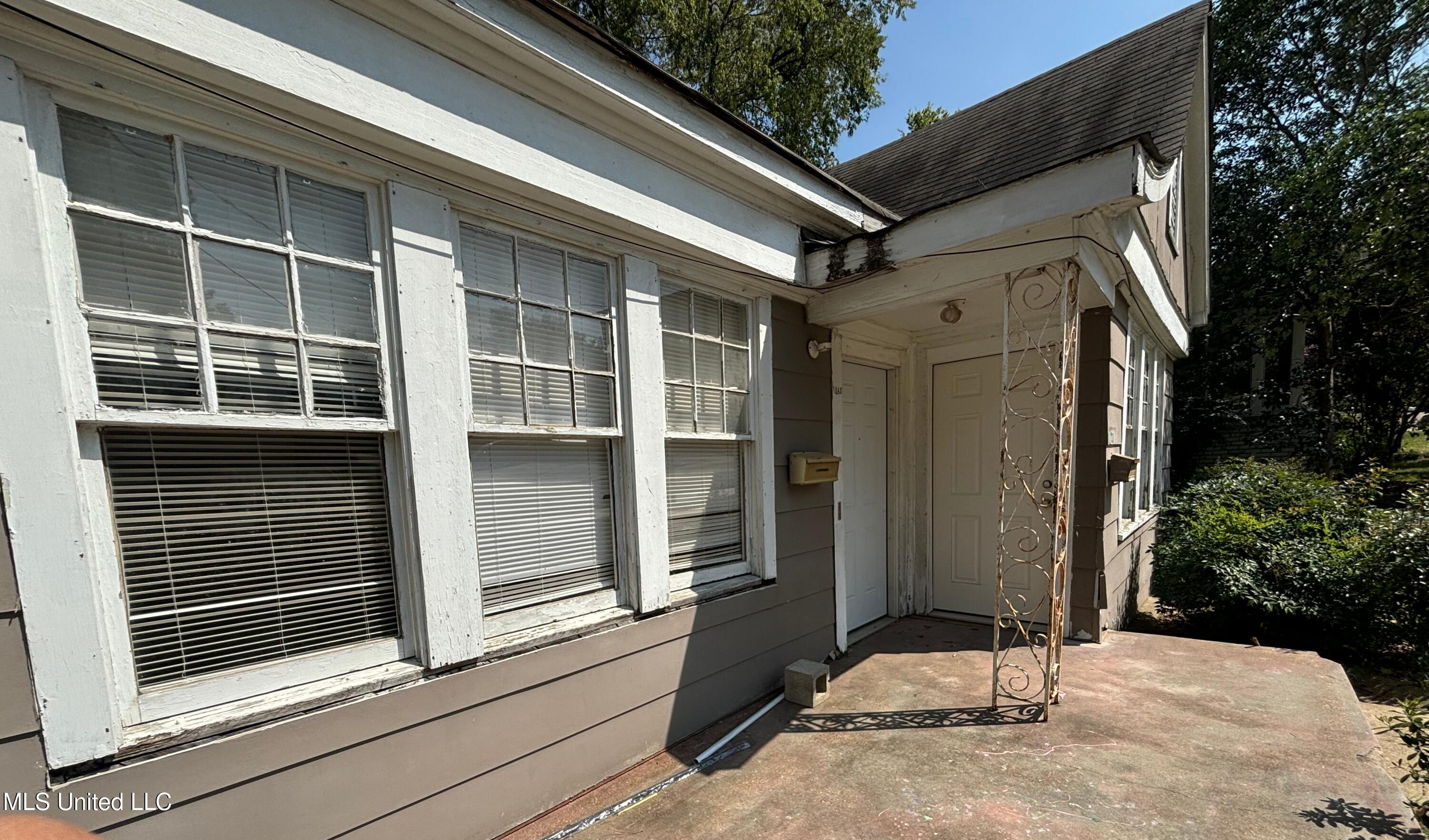 1040 Madison Street Jackson, MS 39202 - Photo 1 of 14 front
