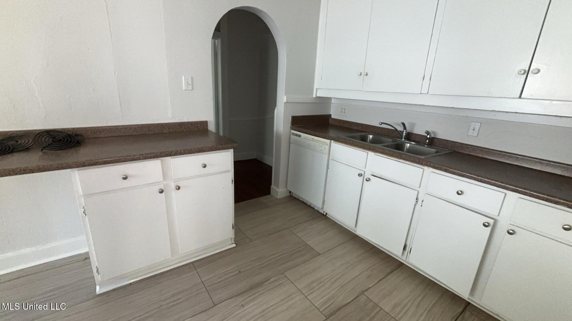 1040 Madison Street Jackson, MS 39202 - Photo 3 of 14 IMG_1073