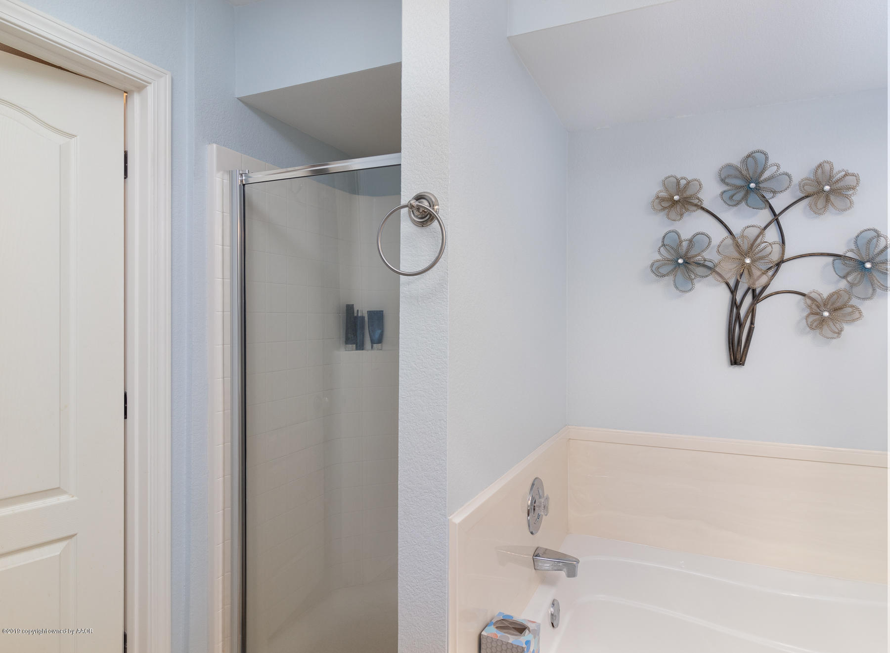 6403 Rally Road Amarillo, TX 79119 - Photo 16 of 24 a bathroom with a bathtub