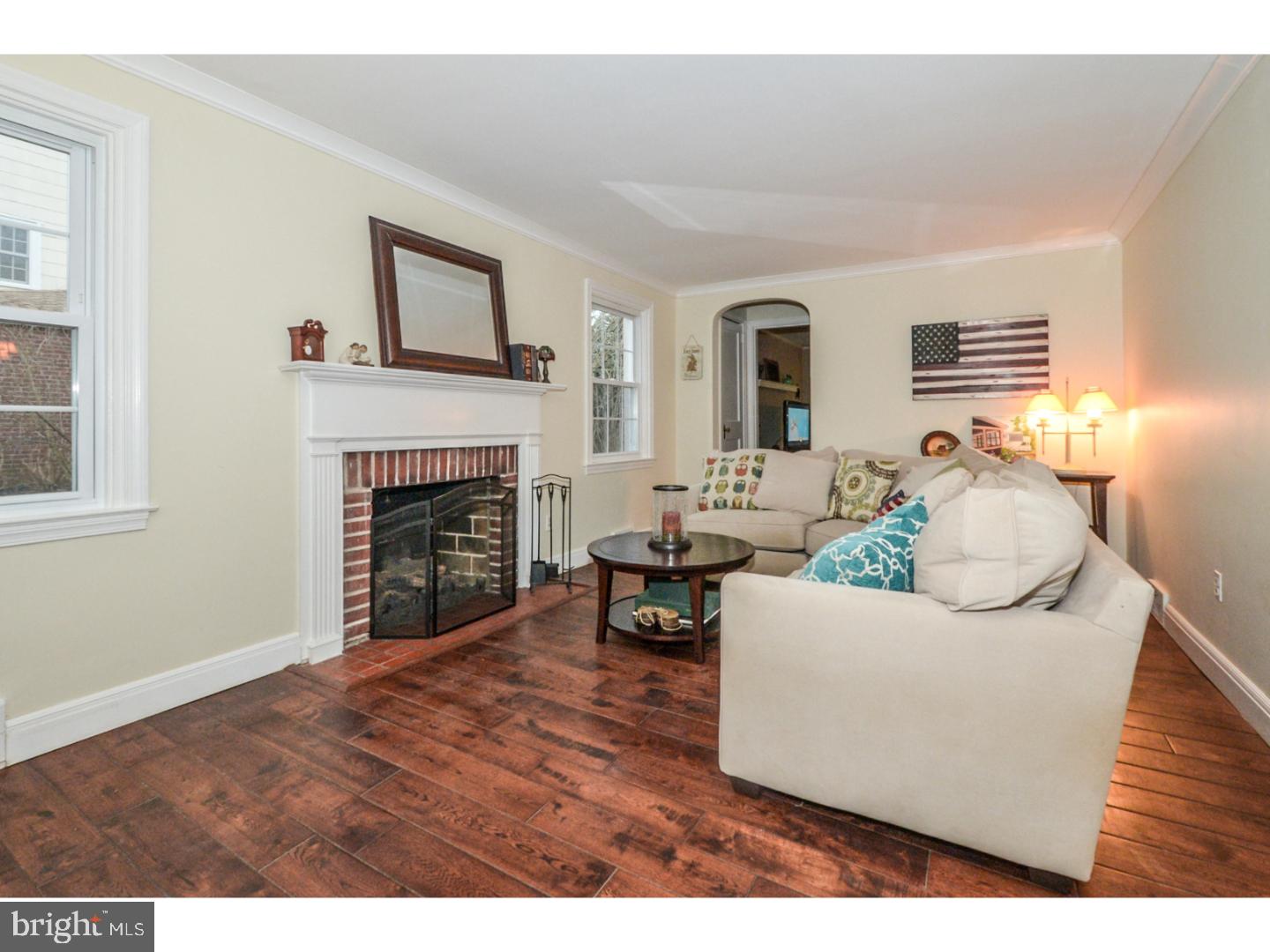133 Garden Road Oreland, PA 19075 - Photo 2 of 25 Living Room