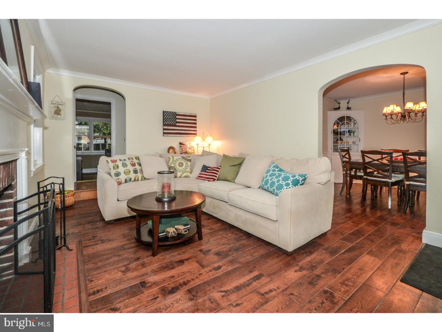 133 Garden Road Oreland, PA 19075 - Photo 3 of 25 Living Room