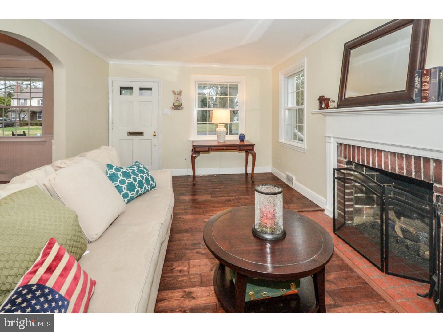 133 Garden Road Oreland, PA 19075 - Photo 4 of 25 Living Room