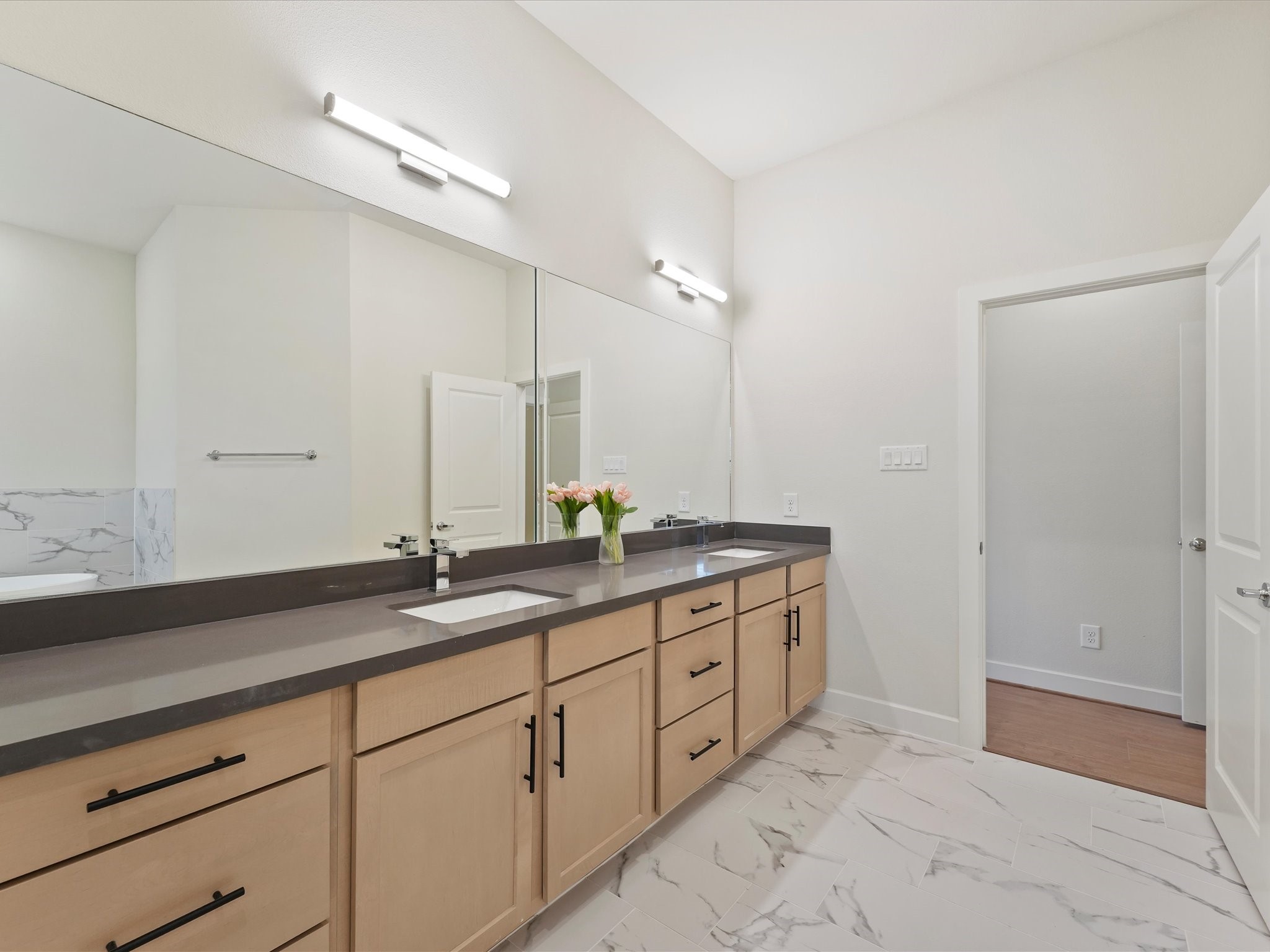 6451-6453 Rena Street Houston, TX 77092 - Photo 19 of 28 Primary Spa Bathroom