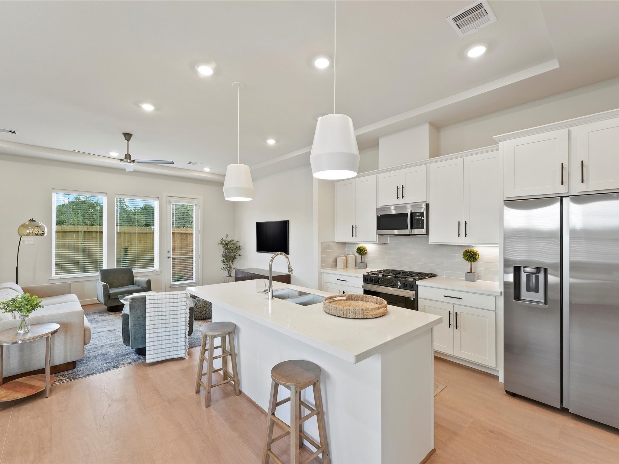 6451-6453 Rena Street Houston, TX 77092 - Photo 5 of 28 First Floor Living