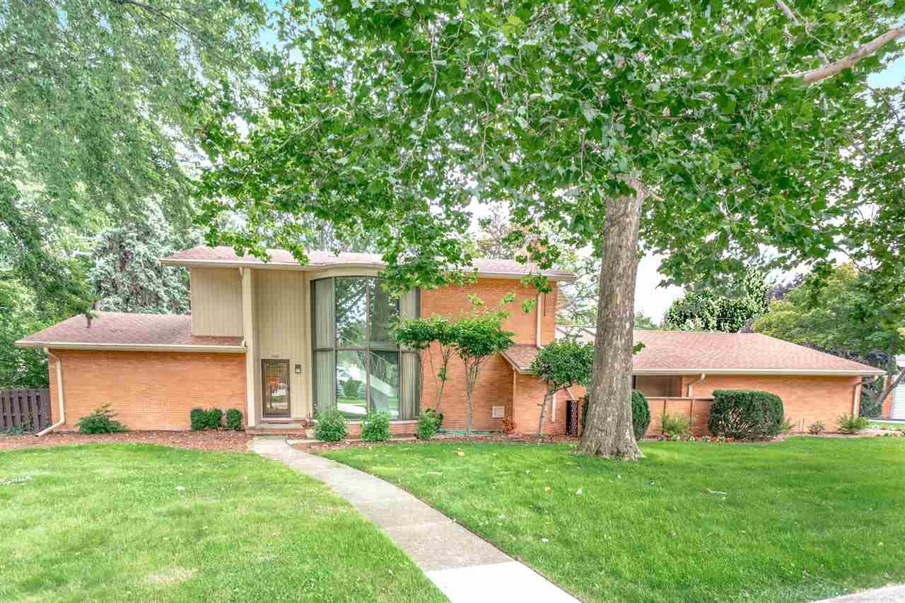 500 Ballantyne Road Grosse Pointe Shores, MI 48236 - Photo 1 of 36