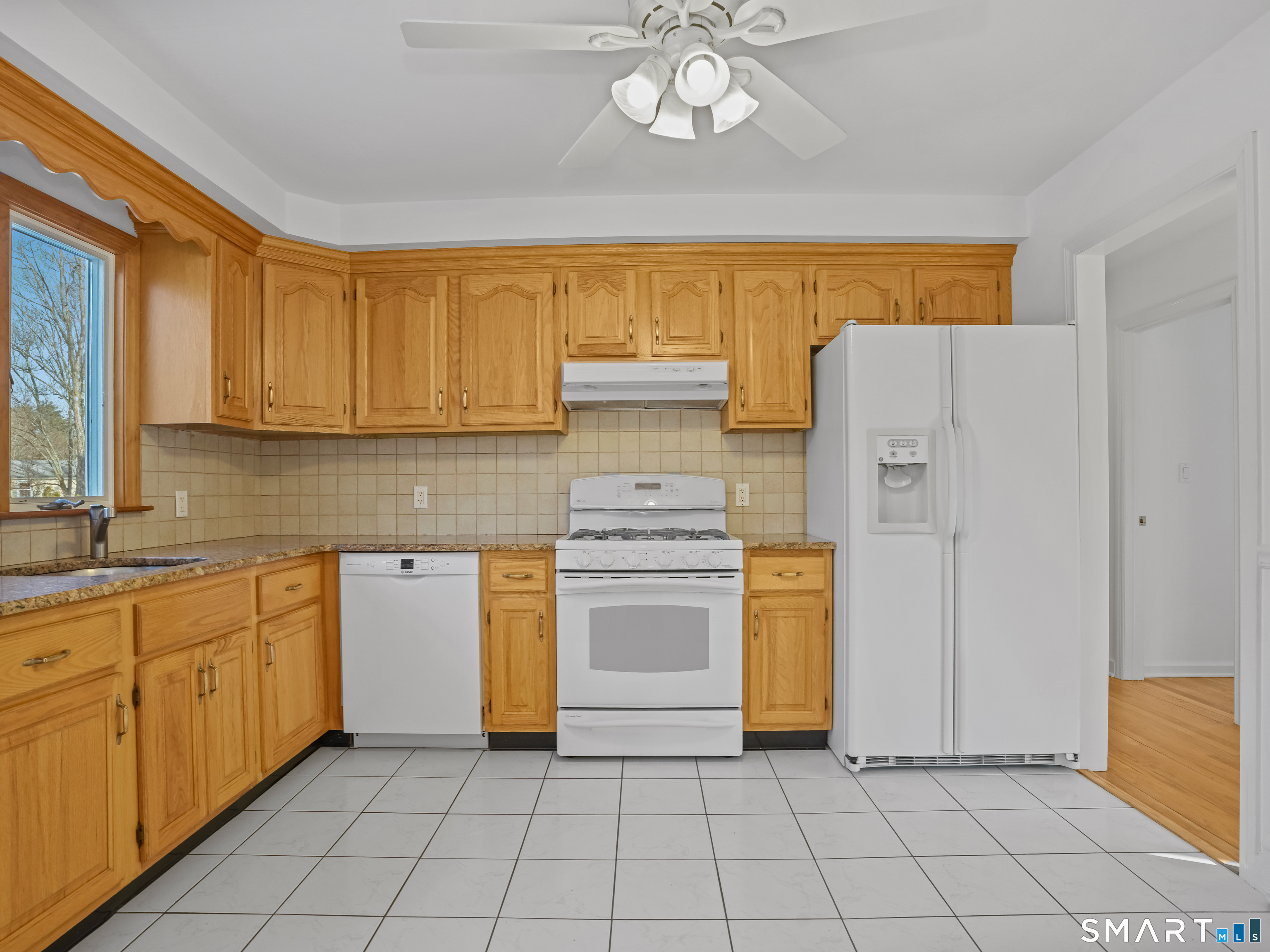 158 Mayfair Road Fairfield, CT 06824 - Photo 5 of 31